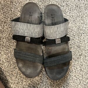 Noat Black Slide-on Sandals
